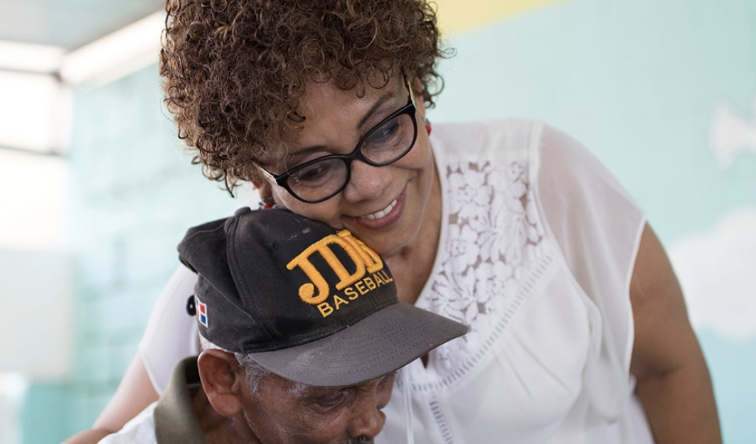 Tamarah Santana acompaña a un adulto mayor