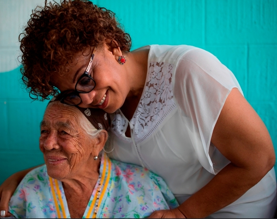 Tamarah Santana acompaña a una adulta mayor
