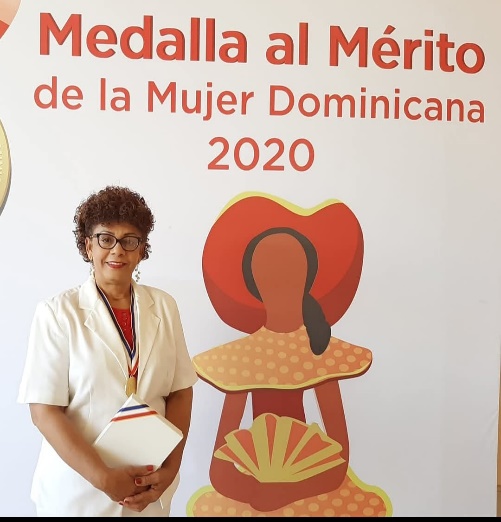 Tamarah Santana con la Medalla al Mérito de la Mujer Dominicana 2020