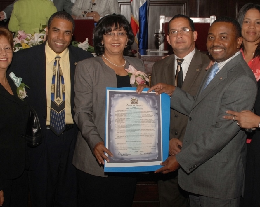 Tamarah Santana recibe un reconocimiento en el Congreso Nacional